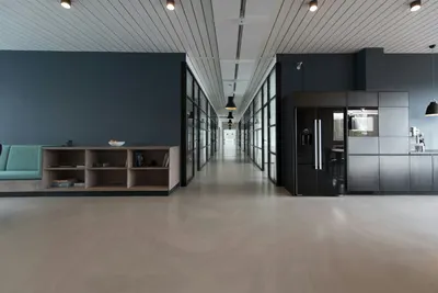 Sala de reuniones institucional con grandes ventanales
