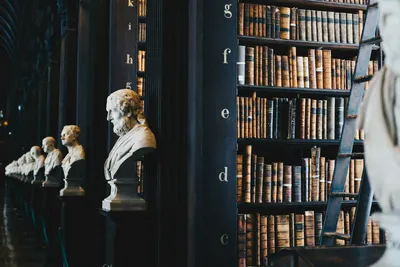 Libros jurídicos en estantería
